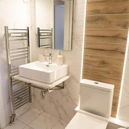 Unique With Huge Balcony * سالونيك